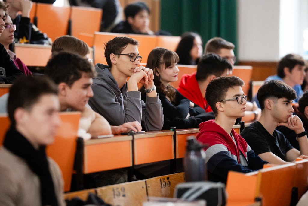 A TTK Nyílt napján előadásokat hallgató középiskolások