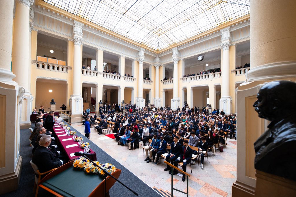 Nemzetközi diplomaátadó